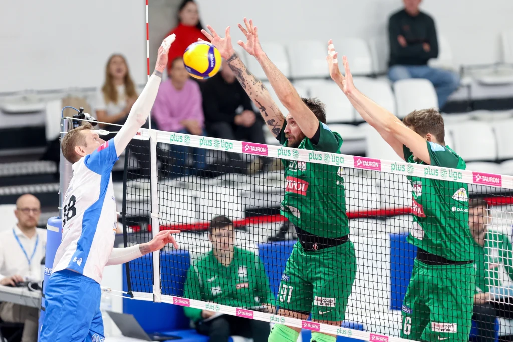 Damian Schulz atakuje, siatkarze Indykpolu AZS Olsztyn blokują
