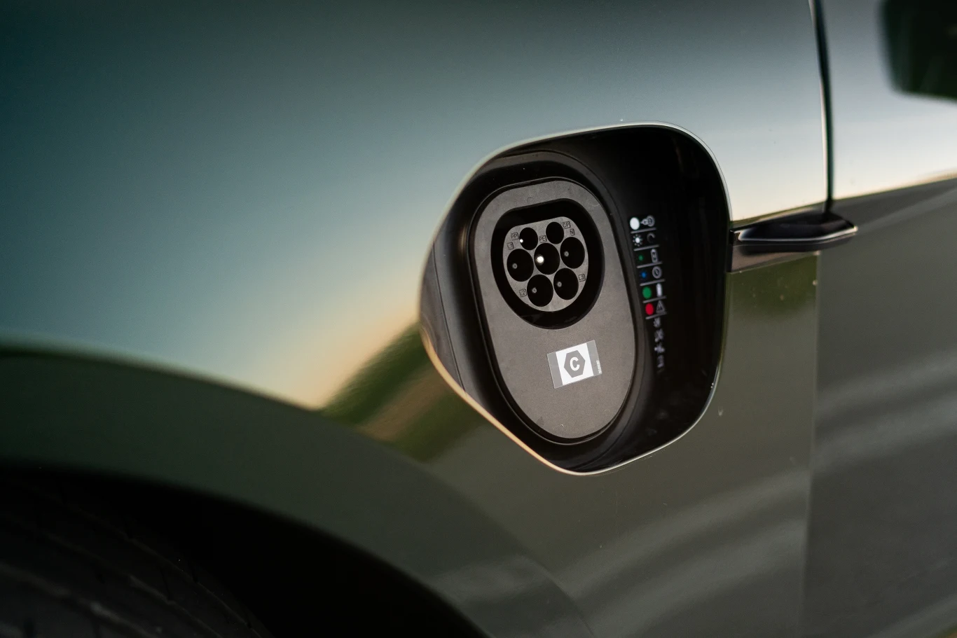 Porsche Taycan można ładować z mocą do 270 kW, a w przypadku łącza AC (na zdjęciu) do 22 kW