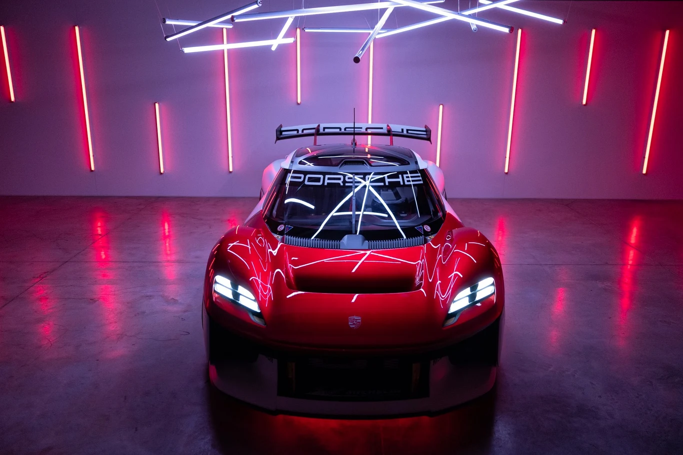 Porsche Mission R przyspiesza od 0 do 100 km/h w mniej niż 2,5 s. Maksymalna moc to 1088 KM.