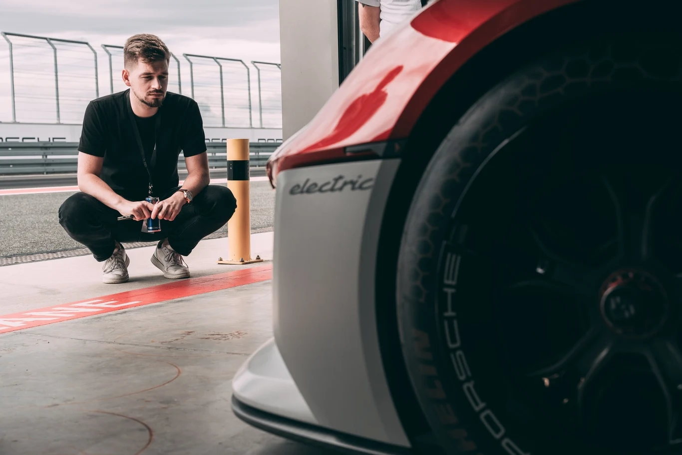 Technologia prezentowana dumnie w Porsche Mission R pojawi się w cywilnych modelach tej marki już za kilka lat. Za ile? Głowiłem się nad tym cały dzień.