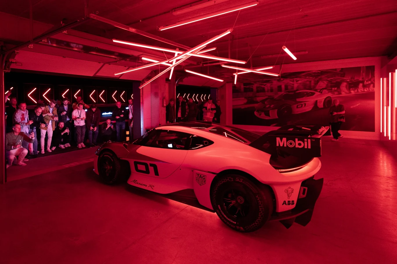 Porsche Mission R to wizja przyszłości. Samochód wyścigowy i symulator w jednym.