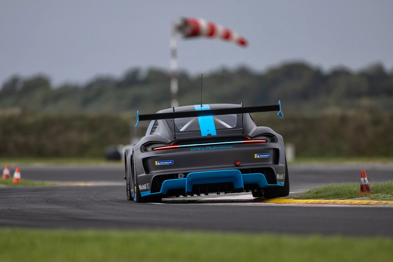 Im więcej hamowania, tym więcej odzyskanej energii. Klaus Bachler wyciska z Porsche GT4 e-Performance wszystkie elektrony.