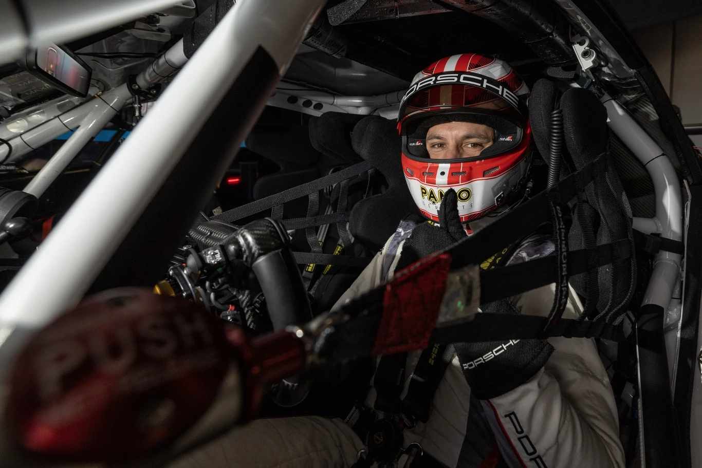 Klaus Bachler w swoim miejscu pracy. Jest ciasno, niewygodnie i brakuje klimatyzacji, ale na brak adrenaliny nie można narzekać.