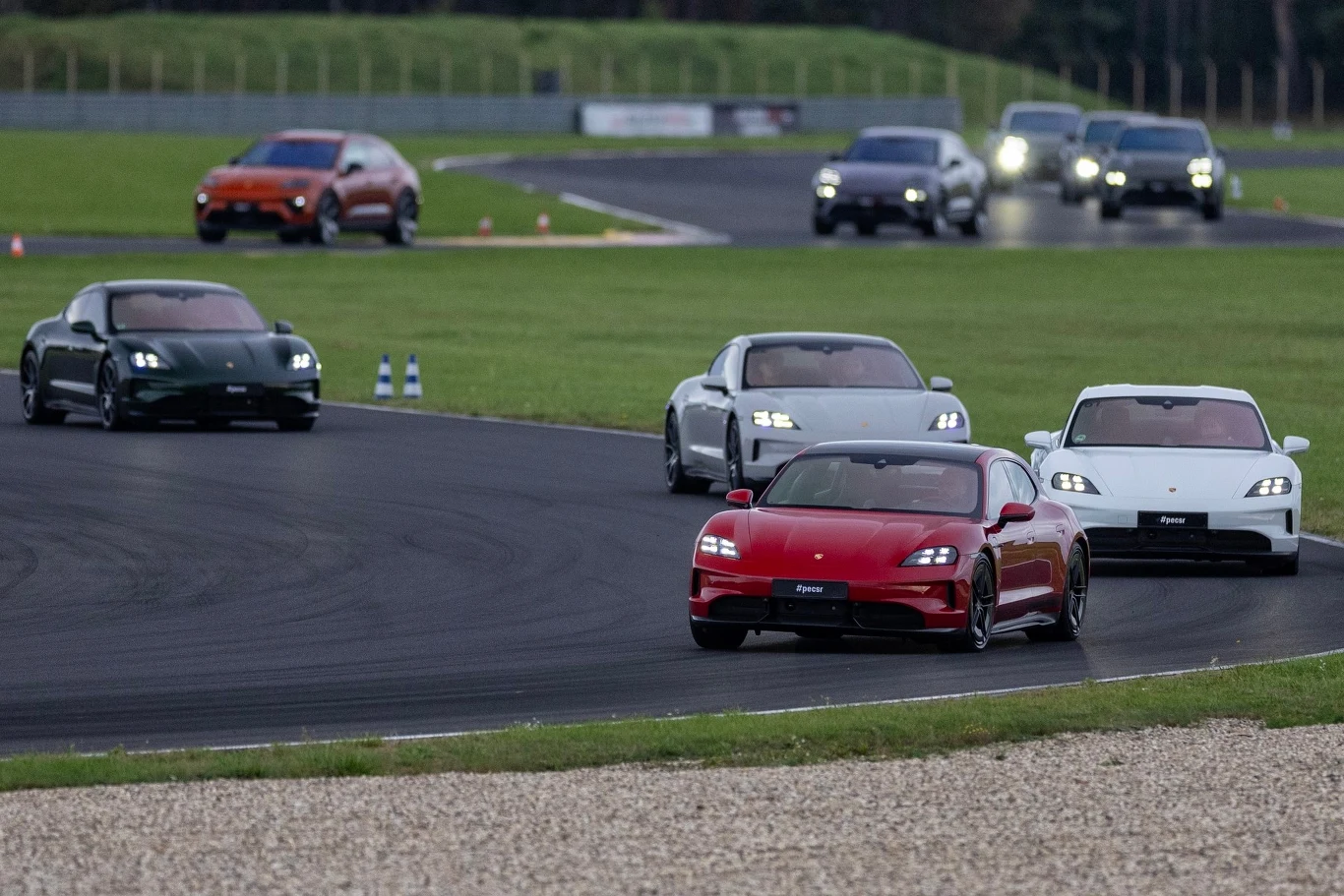Porsche Taycan bardzo zgrabnie radzi sobie podczas zajęć na torze. Klasycznie czerwony kolor jest najszybszy z całej gamy.