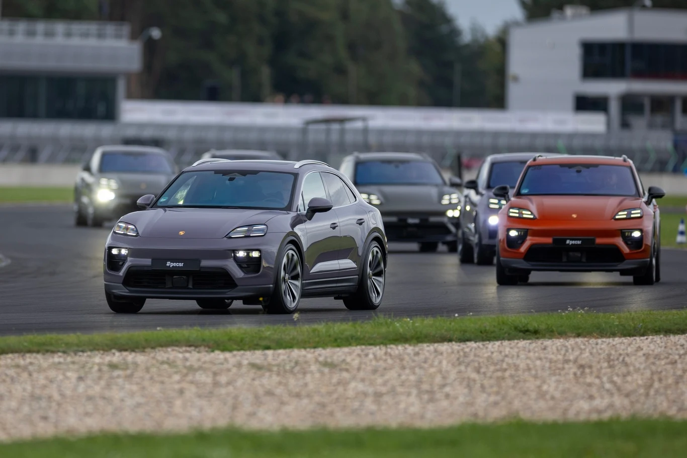SUV na torze wyścigowym rzadko bywa dobrym pomysłem. Porsche Macan odczarowuje te przekonania.