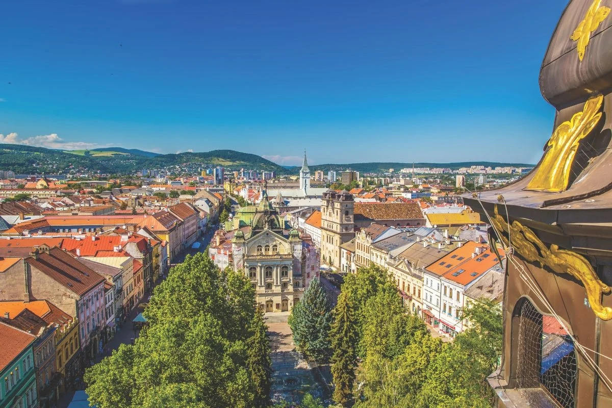 Widok, jaki rozciąga się na Koszyce po wejściu na dzwonnicę katedry św. Elżbiety Widok, jaki rozciąga się na Koszyce po wejściu na dzwonnicę katedry św. Elżbiety