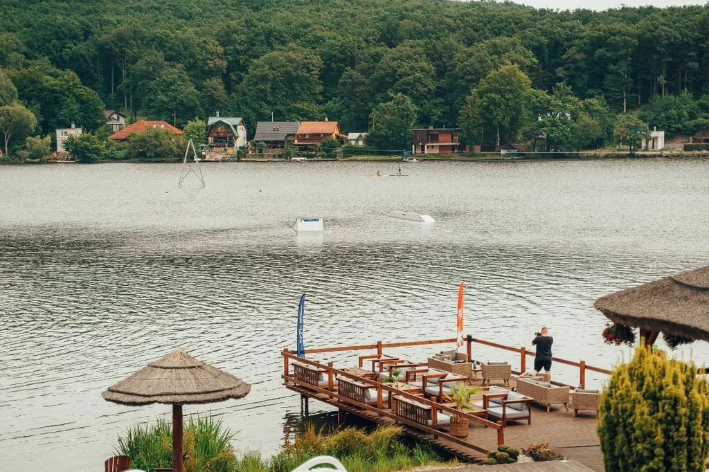 Kilka kilometrów od Zemplínskiej Šíravy znajduje się jezioro Vinianske, nad którym można się zatrzymać, żeby odpocząć i spróbować swoich sił w sportach wodnych