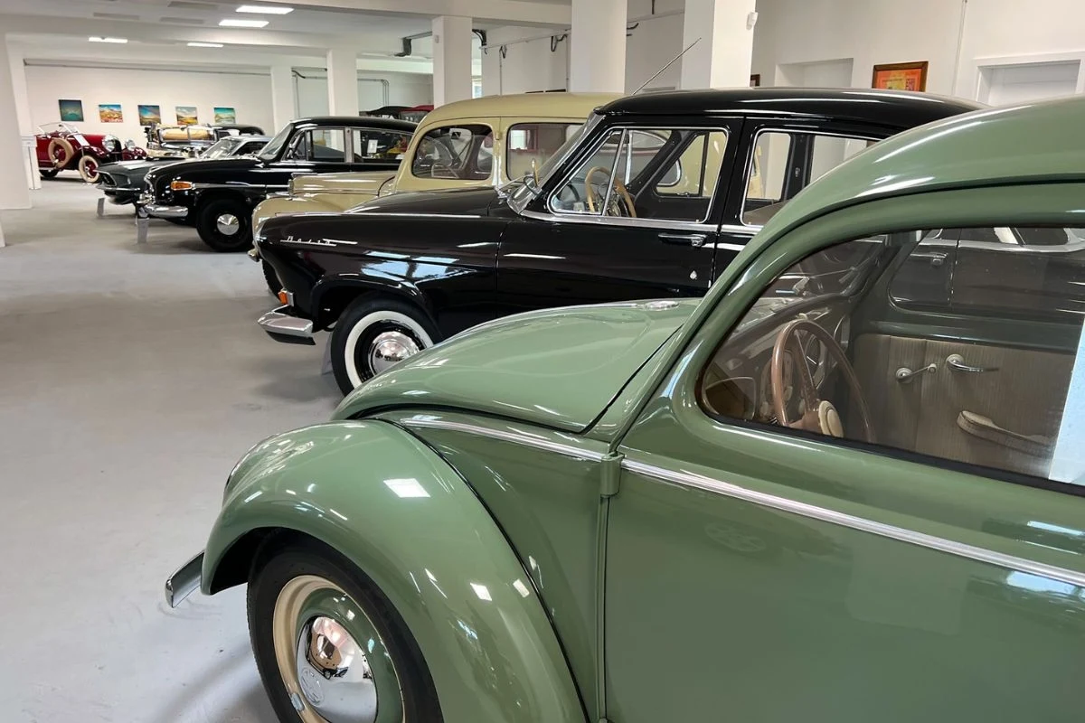 Jednym z najciekawszych miejsc w regionie jest Muzeum Zabytkowych Samochodów, gdzie znajdują się pojazdy z różnych okresów Jednym z najciekawszych miejsc w regionie jest Muzeum Zabytkowych Samochodów, gdzie znajdują się pojazdy z różnych okresów