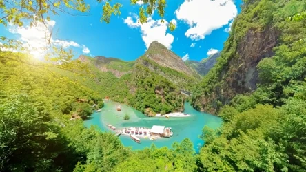 Albania to kraj oferujące unikalne krajobrazy. Niektóre z nich pozwalają się poczuć niczym w Tajlandii. 