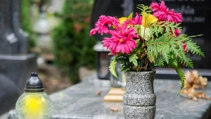 Nie musisz wydawać fortuny na Wszystkich Świętych. Tak samodzielnie przygotujesz dekoracje na cmentarz 