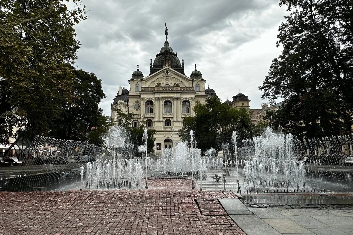 Przed Teatrem Narodowym znajduje się imponująca fontanna. Woda porusza się tam w rytm muzyki, a wieczorami jest dodatkowo podświetlana Przed Teatrem Narodowym znajduje się imponująca fontanna. Woda porusza się tam w rytm muzyki, a wieczorami jest dodatkowo podświetlana