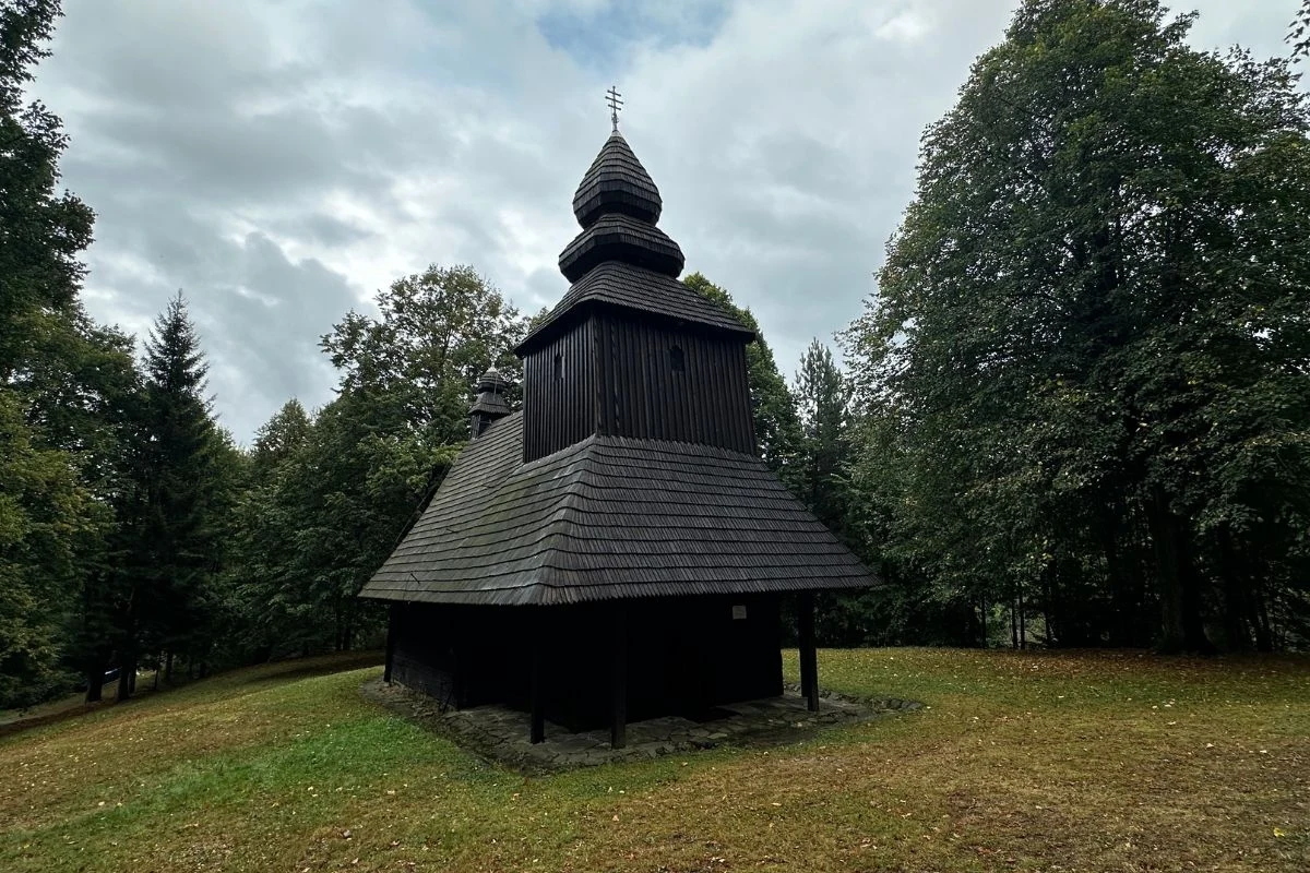 Miłośnicy turystyki sakralnej na pewno docenią wizytę w cerkwi Przeniesienia Relikwii św. Mikołaja w Ruskiej Bystrej, która została wpisana na listę UNESCO Miłośnicy turystyki sakralnej na pewno docenią wizytę w cerkwi Przeniesienia Relikwii św. Mikołaja w Ruskiej Bystrej, która została wpisana na listę UNESCO
