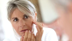 Zmarszczki w tym miejscu to sygnał od organizmu. To wcale nie starość