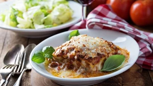 ​Lazania bolognese inaczej. Zamiast mięsa — tuńczyk i aromatyczne zioła