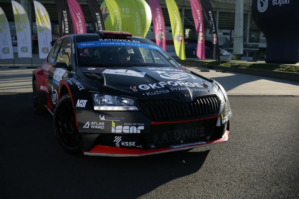 Jarosław Szeja, lider punktacji mistrzostw Polski, za kierownicą swojej rajdówki