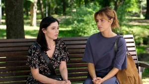Iza (Adriana Kalska) poprosi Kamę (Michalina Sosna) o pilne spotkanie oraz pomoc 