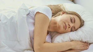 Czego objawem może być szybkie zasypianie, a o czym mogą świadczyć problemy z zaśnięciem? Wyjaśniamy