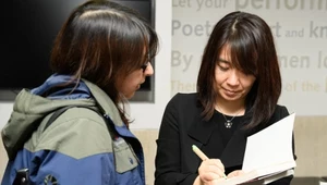 Laureatką Narody Nobla 2024 w dziedzinie literatury została Han Kang (po prawej)