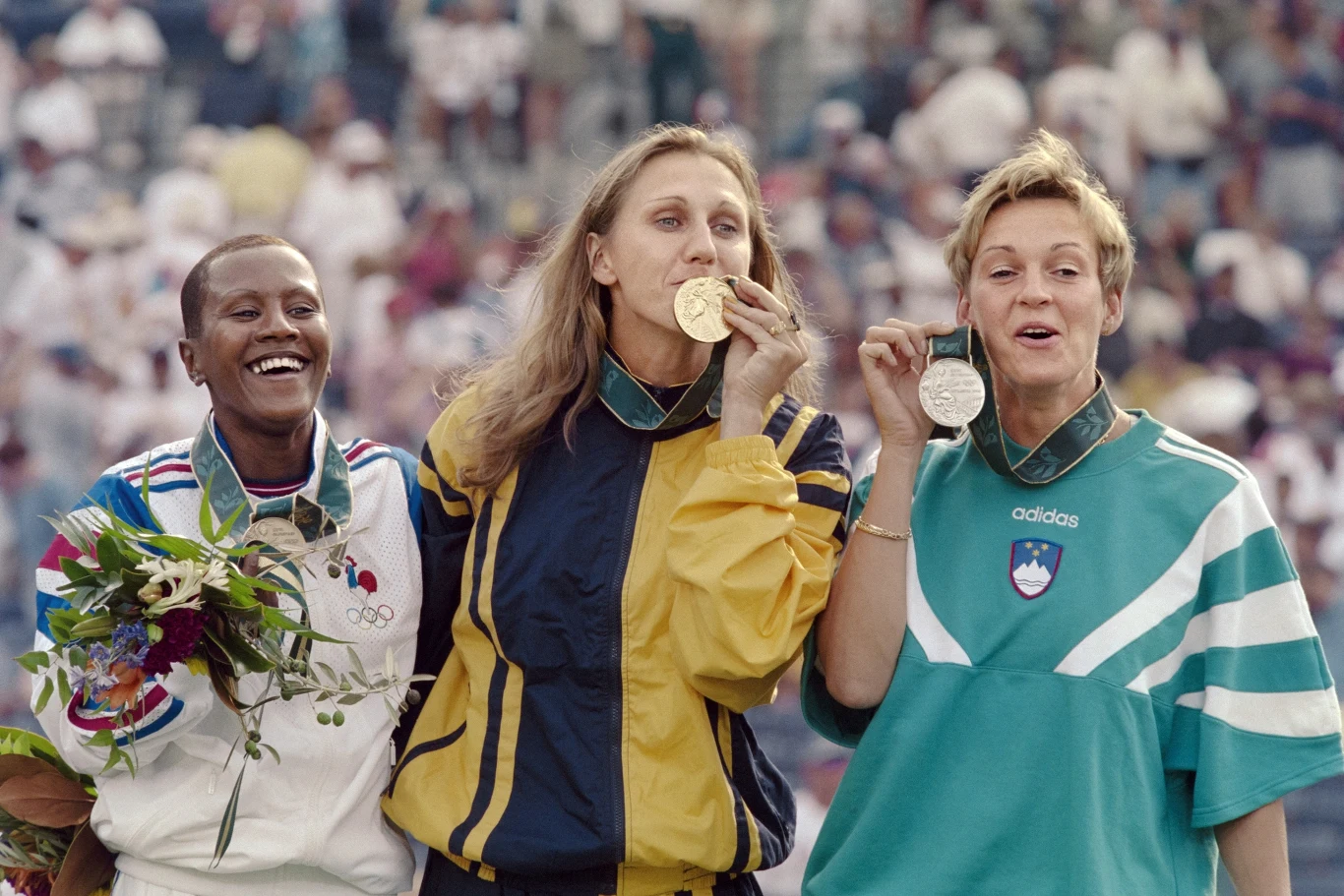 Ludmiła Engquist (w środku) ze złotym medal igrzysk. Po lewej Patricia Girard-Leno, po prawej Brigita Bukovec