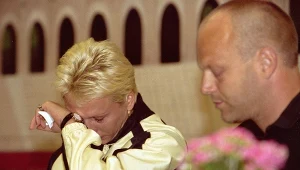 Ludmiła Enqguist ogłasza zakończenie lekkoatletycznej kariery w lipcu 2000 roku. Obok jej mąż Johan