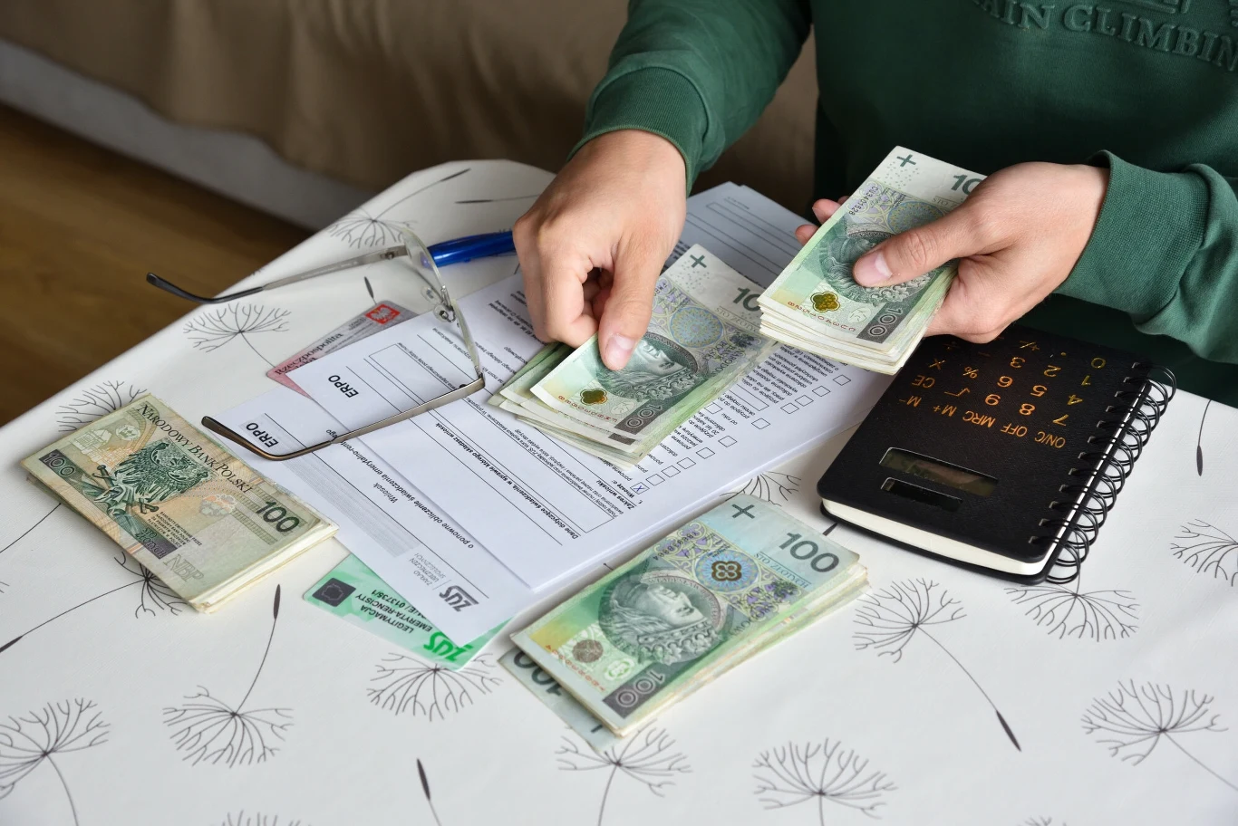 Na jakie wsparcie finansowe mogą liczyć rodzice? Nie tylko 800 plus. 1000 zł świadczenia rodzicielskiego. Wypłaty ruszają od 1 listopada