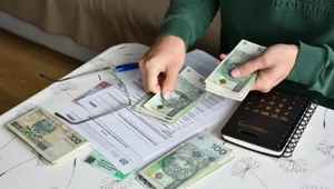 Świadczenia po urodzeniu dziecka. Ile mogą dostać rodzice?