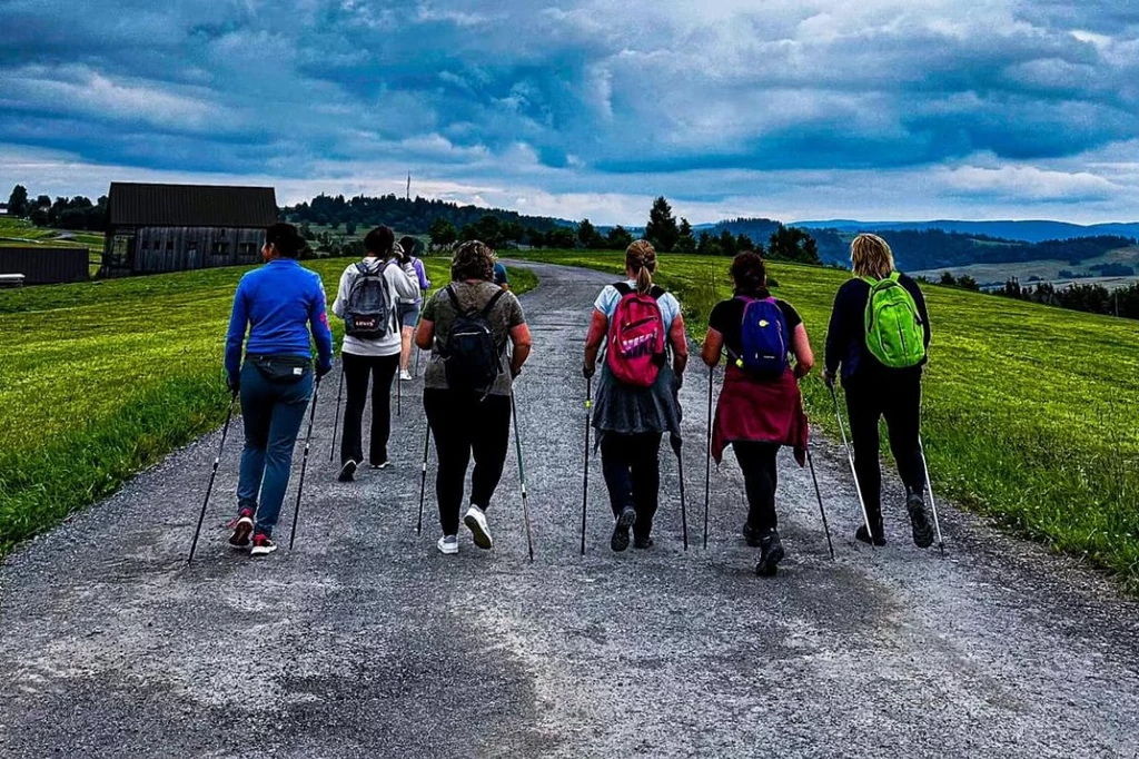 Trening nordic walking to nie tylko spacer, ale również możliwość integracji lokalnej społeczności. I to w pięknych okolicznościach przyrody