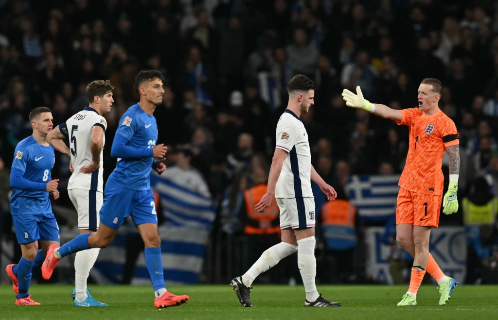 Jordan Pickford (pierwszy z prawej) przepuścił dwa gole Jordan Pickford (pierwszy z prawej) przepuścił dwa gole