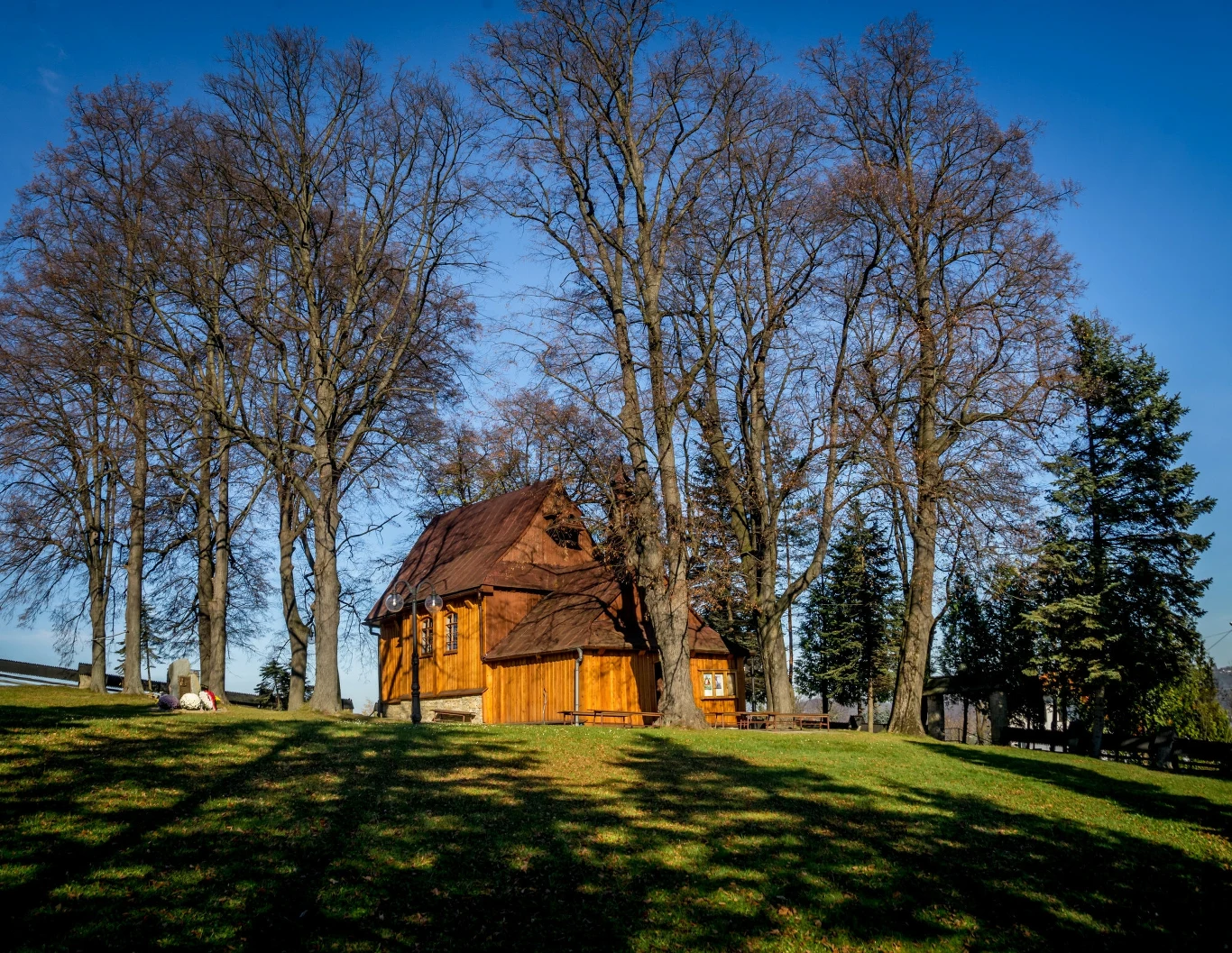 Drewniany kościółek na przełęczy św. Justa z XVII w. nad Jeziorem Rożnowskim