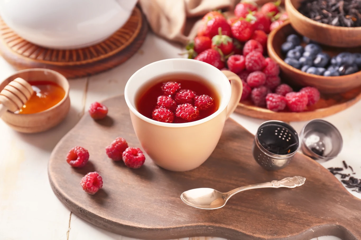 Herbata z sokiem z malin to nieoceniony sprzymierzeniec podczas przeziębienia.