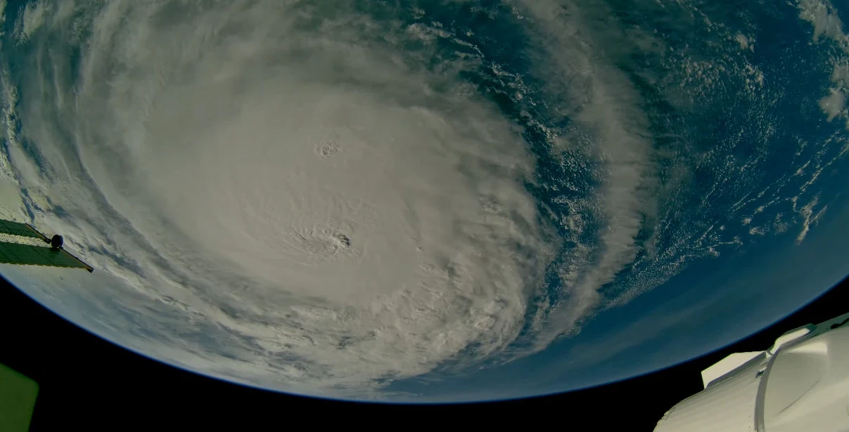 Huragan Milton uchwycony z Międzynarodowej Stacji Kosmicznej. Huragan Milton uchwycony z Międzynarodowej Stacji Kosmicznej.