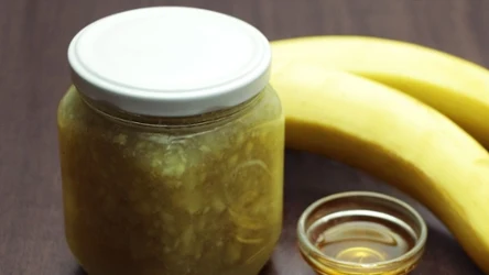 Domowy syrop na gardło możesz zrobić z bananów i miodu 
