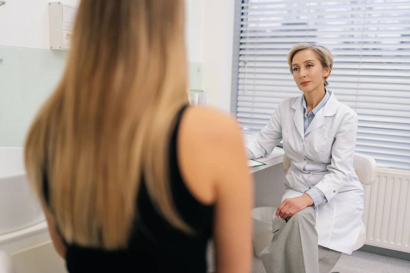 Im wcześniej dochodzi do pierwszego krwawienia miesiączkowego, tym większe ryzyko rozwoju raka piersi