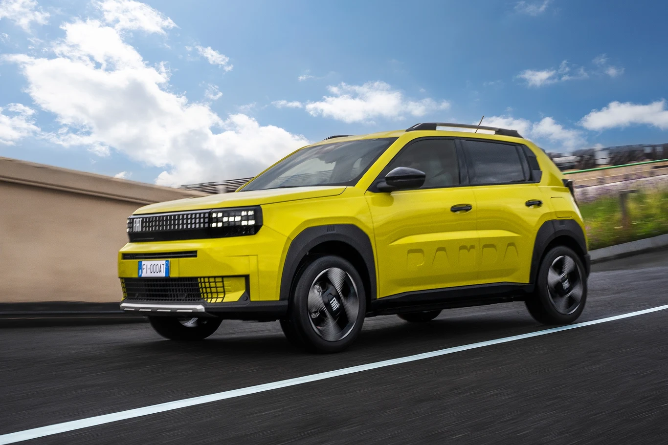 Fiat Grande Panda w elektrycznym wydaniu oferuje do 320 km zasięgu na jednym ładowaniu.