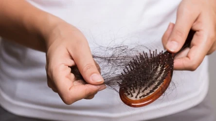 Masz problem z nadmiernie wypadającymi włosami? Ta domowa odżywka ci pomoże