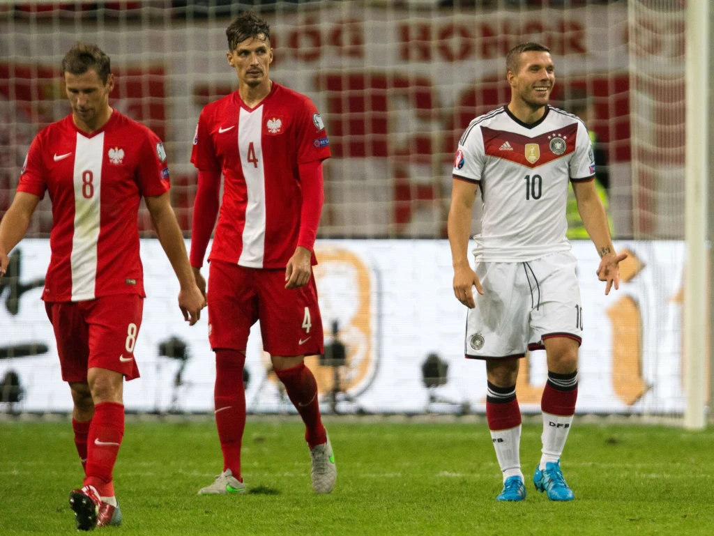 Lukas Podolski (z prawej) w meczu z reprezentacją Polski w 2015 roku. Obok Grzegorz Krychowiak i Łukasz Szukała Lukas Podolski (z prawej) w meczu z reprezentacją Polski w 2015 roku. Obok Grzegorz Krychowiak i Łukasz Szukała