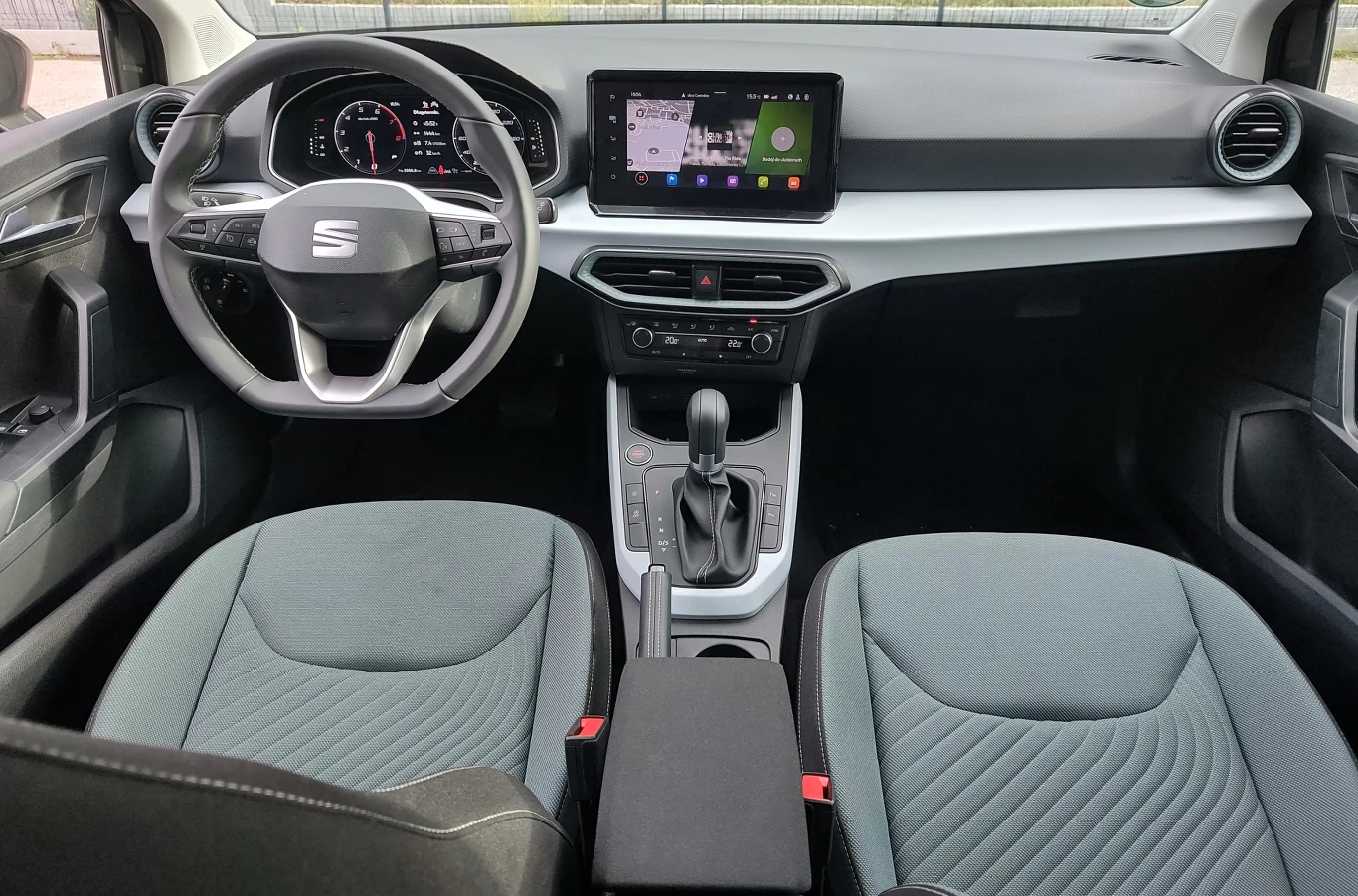 Seat Arona ma wnętrze w starym, dobrym stylu. Nie przesadzono z cyfryzacją