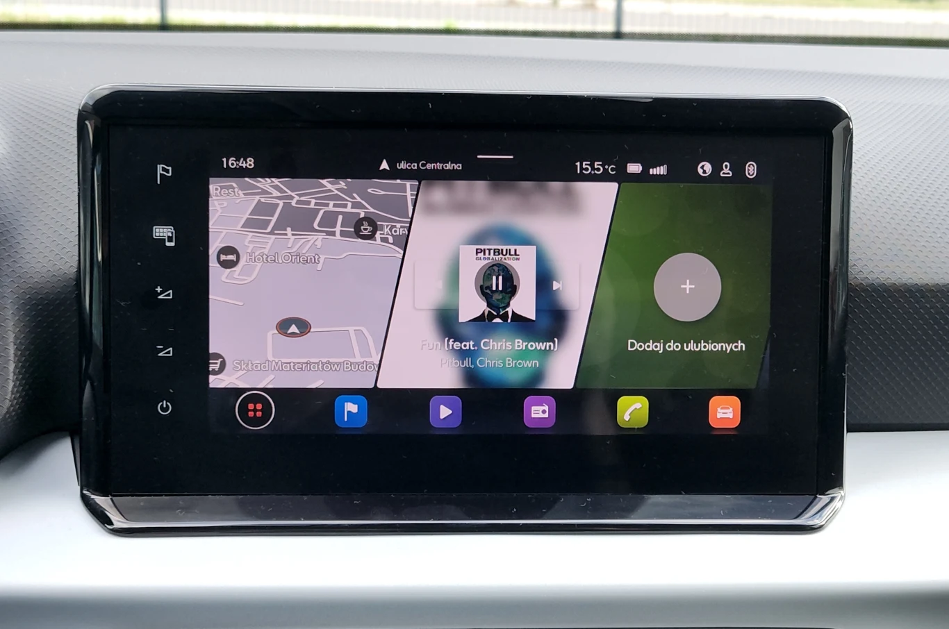 Ekran systemu infotainment ma 8,25 cala