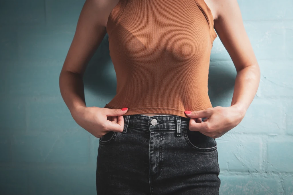 Rozejście mięśni brzucha powoduje nie tylko zwiększenie obwodu w talii, ale także bóle pleców i wzdęcia Rozejście mięśni brzucha powoduje nie tylko zwiększenie obwodu w talii, ale także bóle pleców i wzdęcia