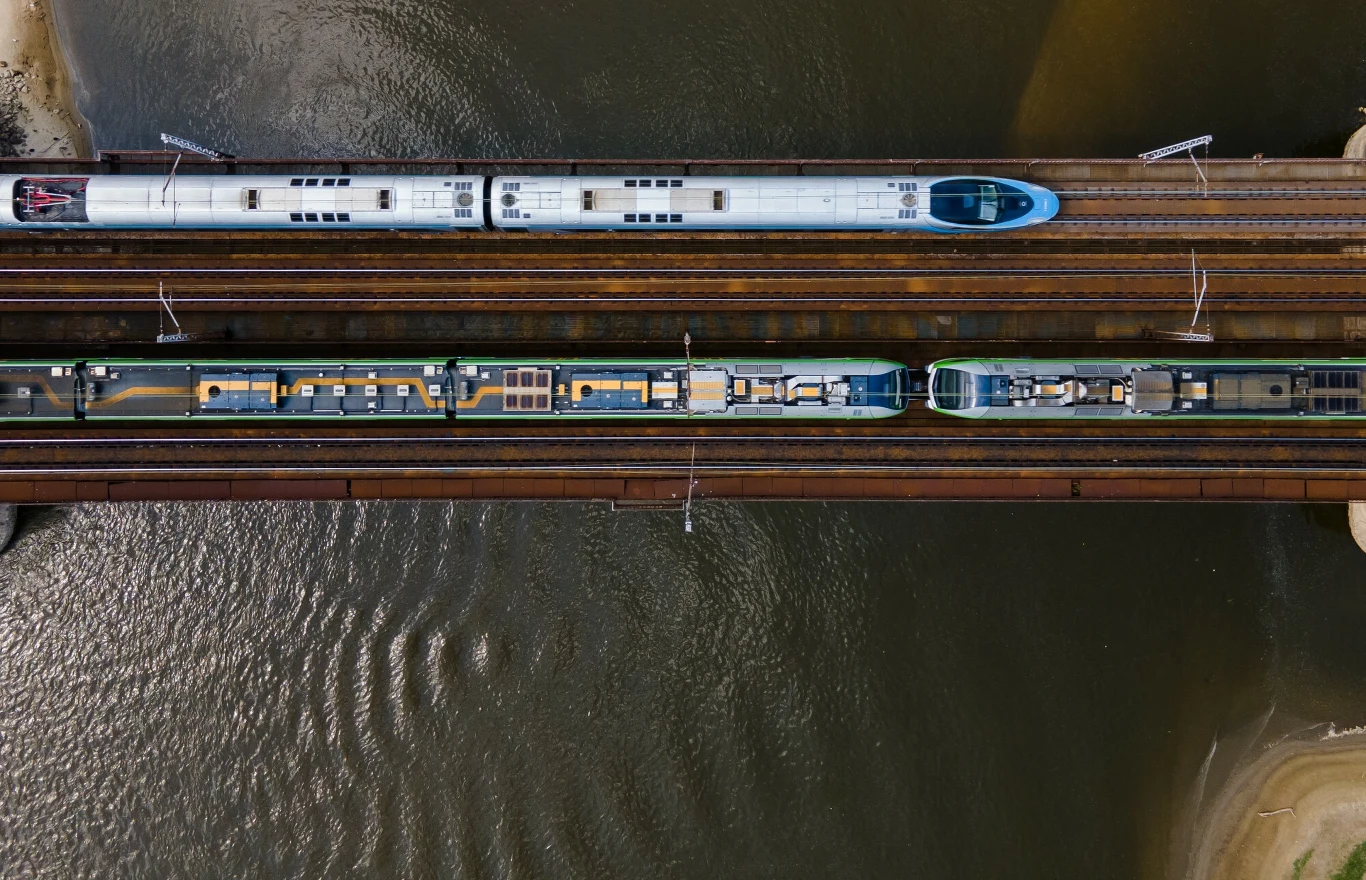 CPK chce podpisać przetargi na 40 mld zł w 2026 roku Spółka CPK ma rozwijać Kolej Dużych Prędkości w Polsce. Na zdj. pociągi Kolei Mazowieckich i PKP Intercity na Moście Średnicowym w Warszawie