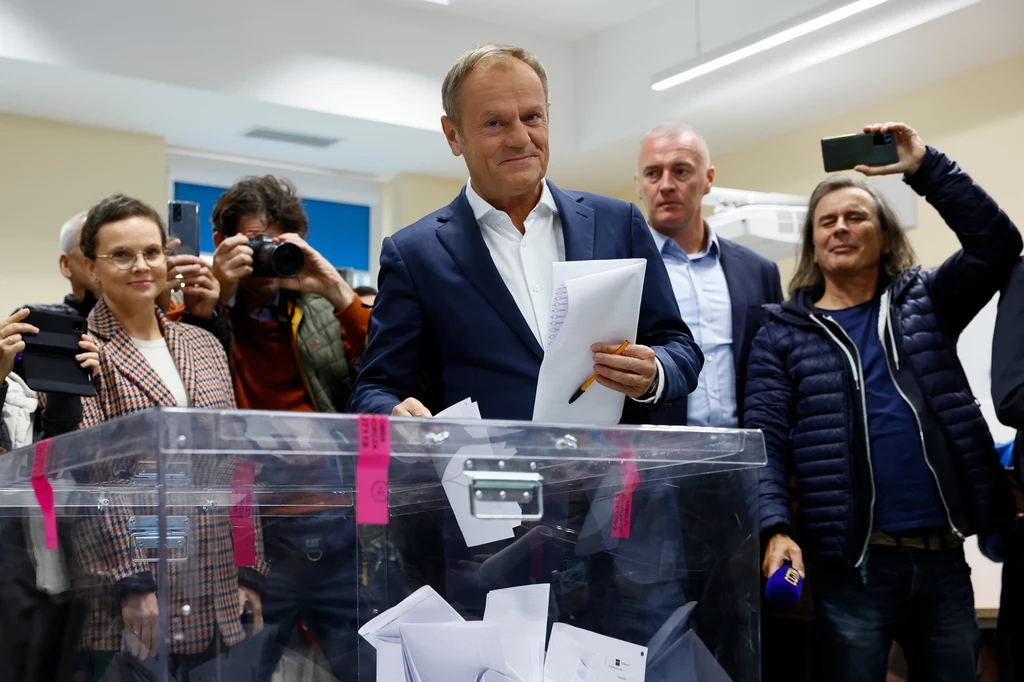 Donald Tusk przy urnie podczas wyborów parlamentarnych w 2023 roku Donald Tusk przy urnie podczas wyborów parlamentarnych w 2023 roku