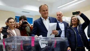 Donald Tusk przy urnie podczas wyborów parlamentarnych w 2023 roku