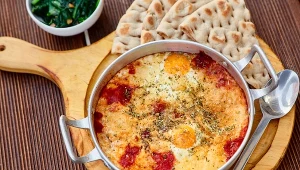 Jajka zapiekane z serem to przykład szybkiego śniadania