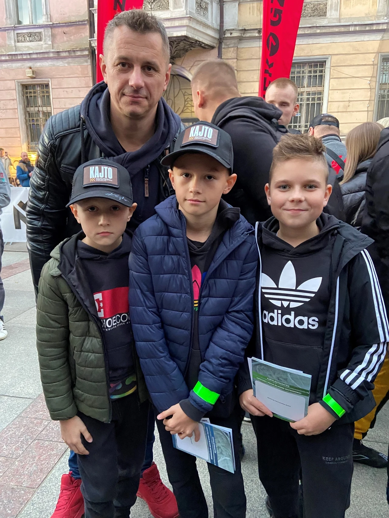 Rodzeństwo, kolega i tata dwóch chłopców - autografy zebrane