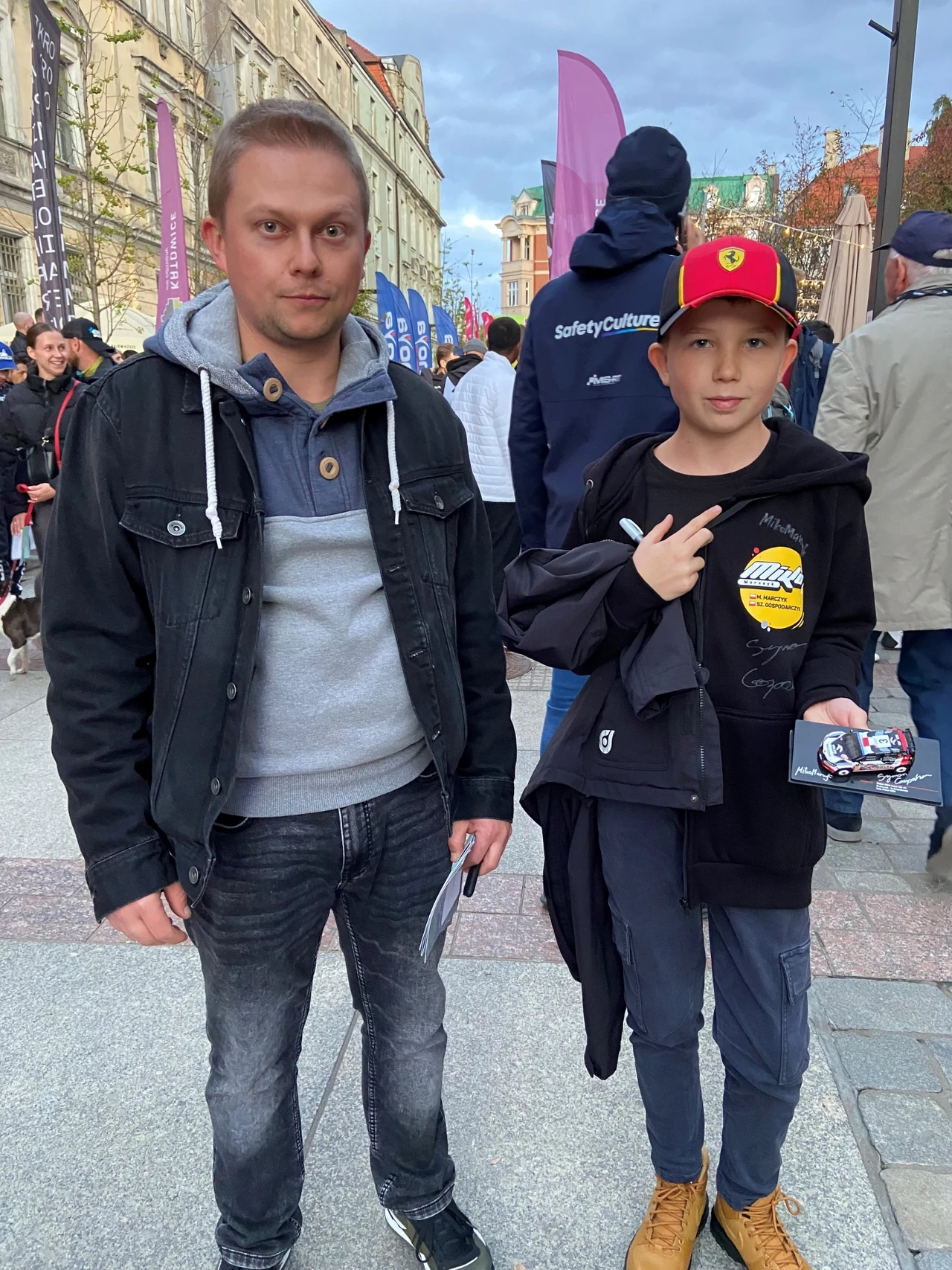11-letni Filip z autografami, obok jego wujek
