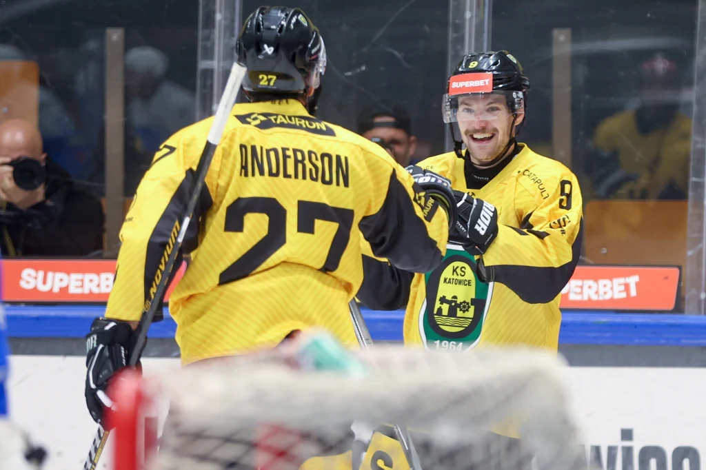 Hokeiści GKS Katowice Stephen Anderson (L) i Christian Mroczkowski (P) cieszą się z gola podczas meczu Ekstraligi z Re-Plast Unii Oświęcim