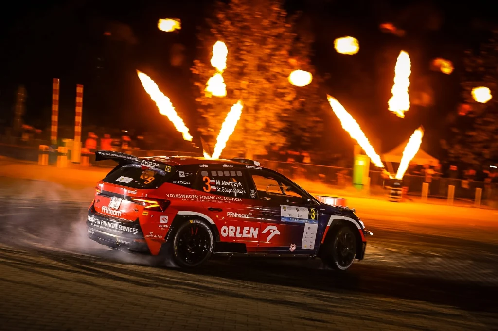 Mikołaj Marczyk i Szymon Gospodarczyk (Skoda Fabia RS Rally2) na trasie odcinka specjalnego w Katowicach