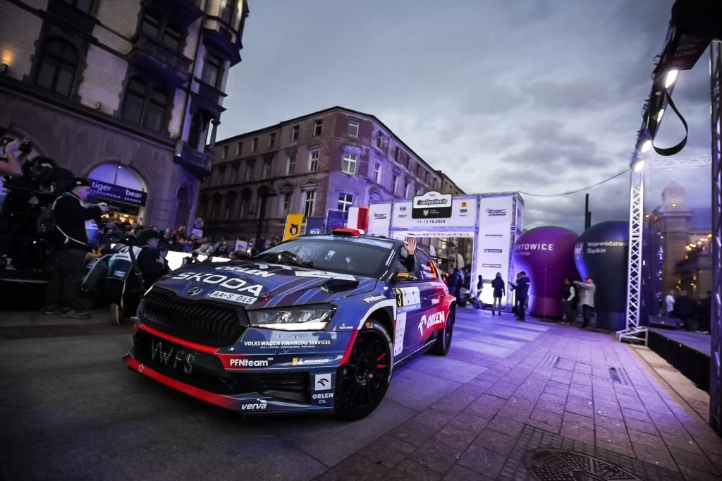 Ceremonia startu Rajdu Śląska na ulicy Dworcowej w Katowicach, które są współgospodarzem imprezy