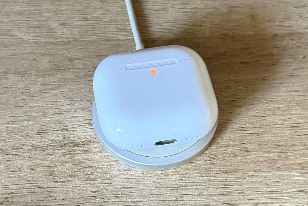 AirPods 4 i MagSafe? Można, ale etui nie ma mechanizmu magnetycznego.