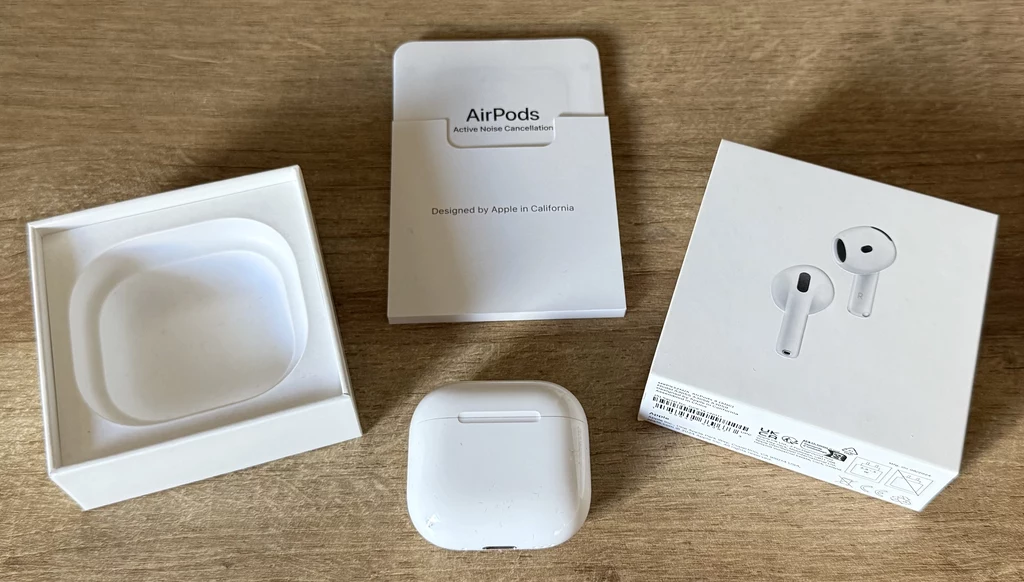 Zawartość opakowania z AirPods 4. W zestawie nie ma kabla do ładowania.